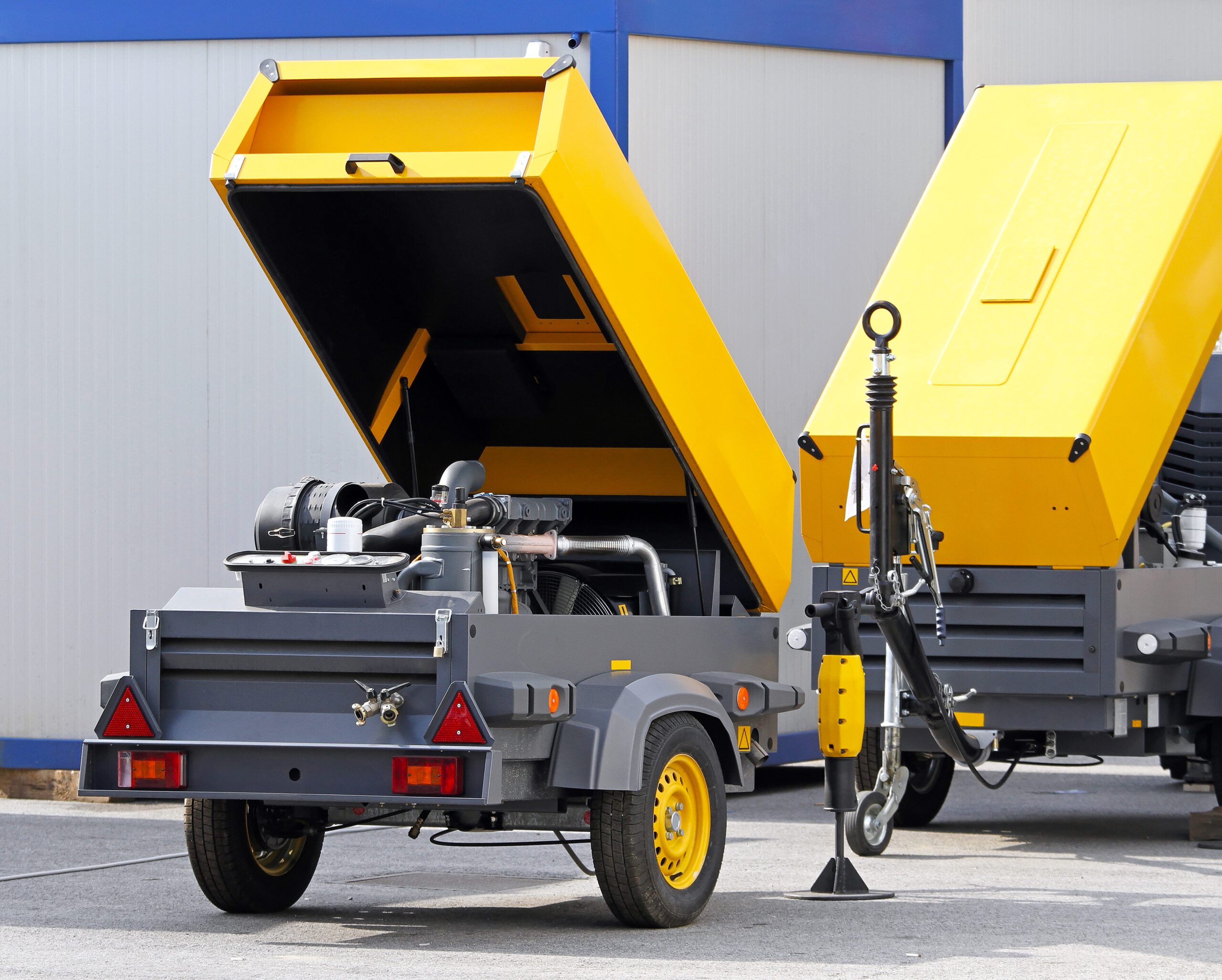 Mobile air compressor unit on a construction site